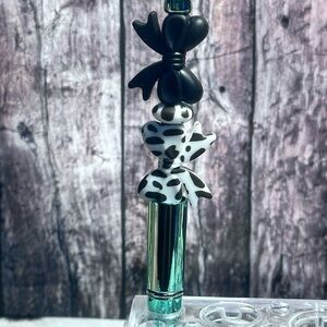 Elegant Black and White Bow Pen